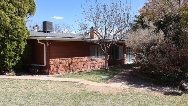Building Photo - 1810 Town and Country Dr