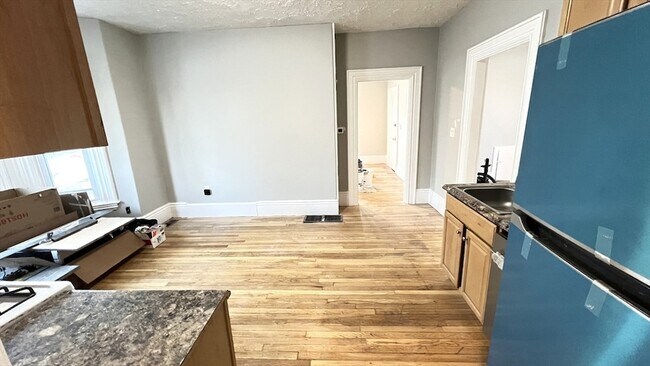 Building Photo - 31 Ridgeway St