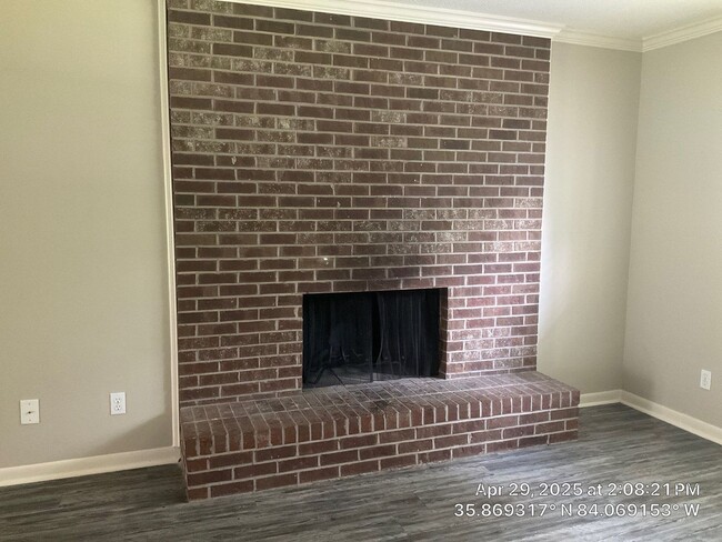 Building Photo - 3 Bedroom / 2.5 Bath House Available Now