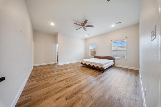 Building Photo - 2019 Olivos St
