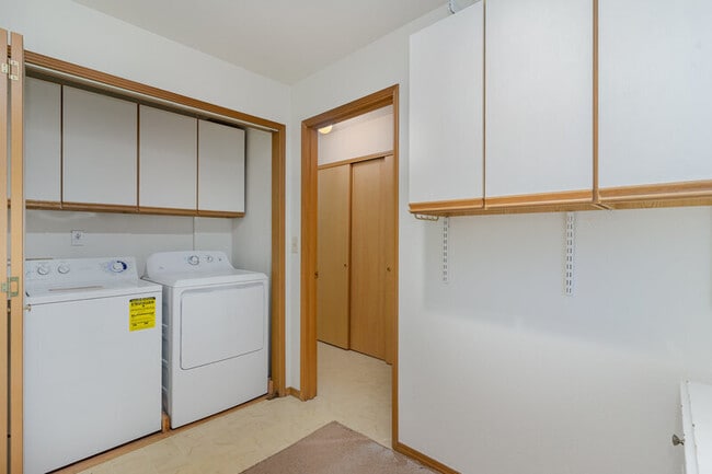 Building Photo - 6525 39th Ave SW