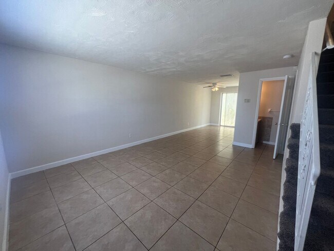 Building Photo - Renovated Beautiful 2 Bed 1.5 Bath Townhom...