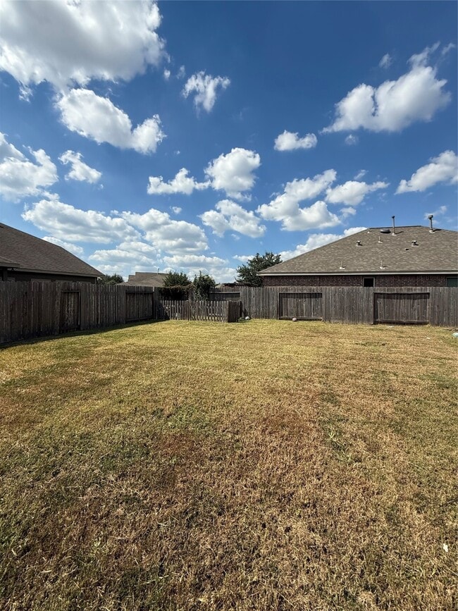 Building Photo - 667 Oak Cir Dr E