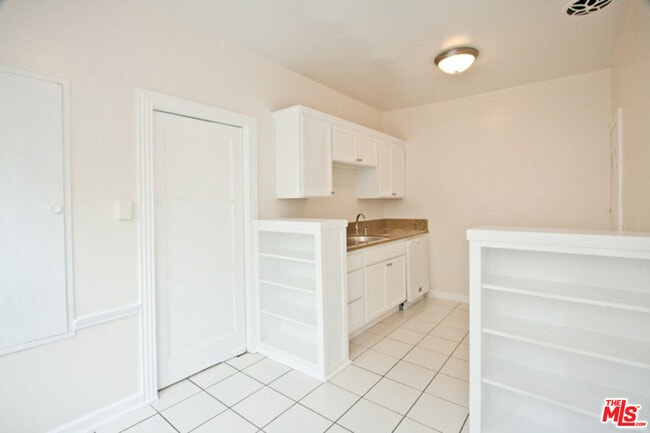 Building Photo - 153 Hollister Ave