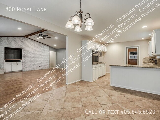 Building Photo - 800 Royal Ln