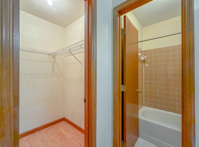 Building Photo - 1104 Greentree Ct