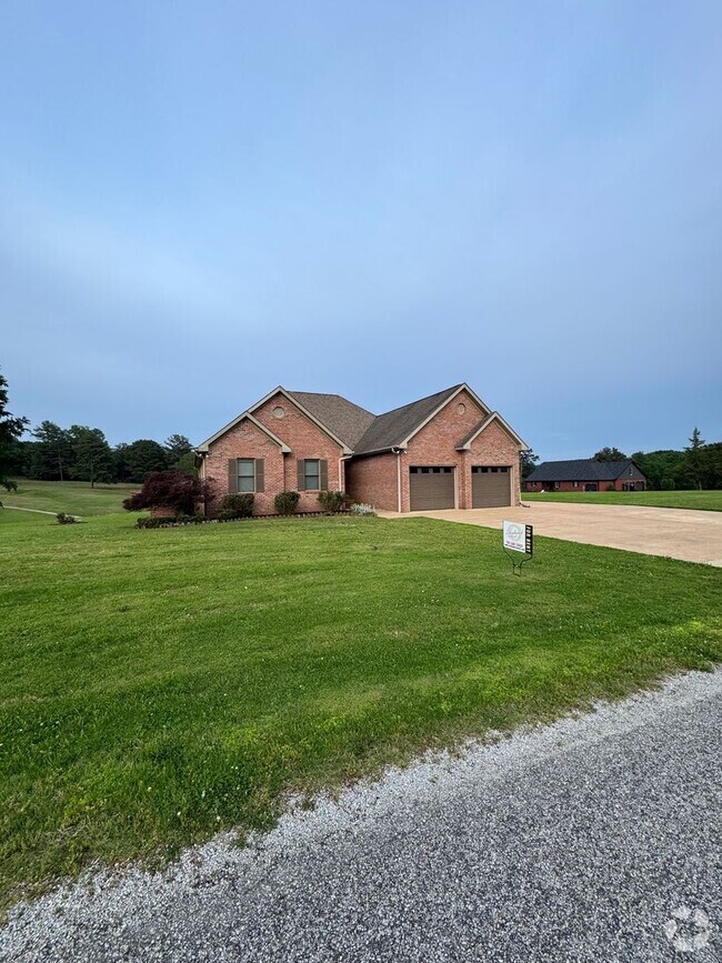 Building Photo - Steps from the Tee—Your Golf Course Home A...