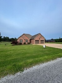 Building Photo - Steps from the Tee—Your Golf Course Home A...