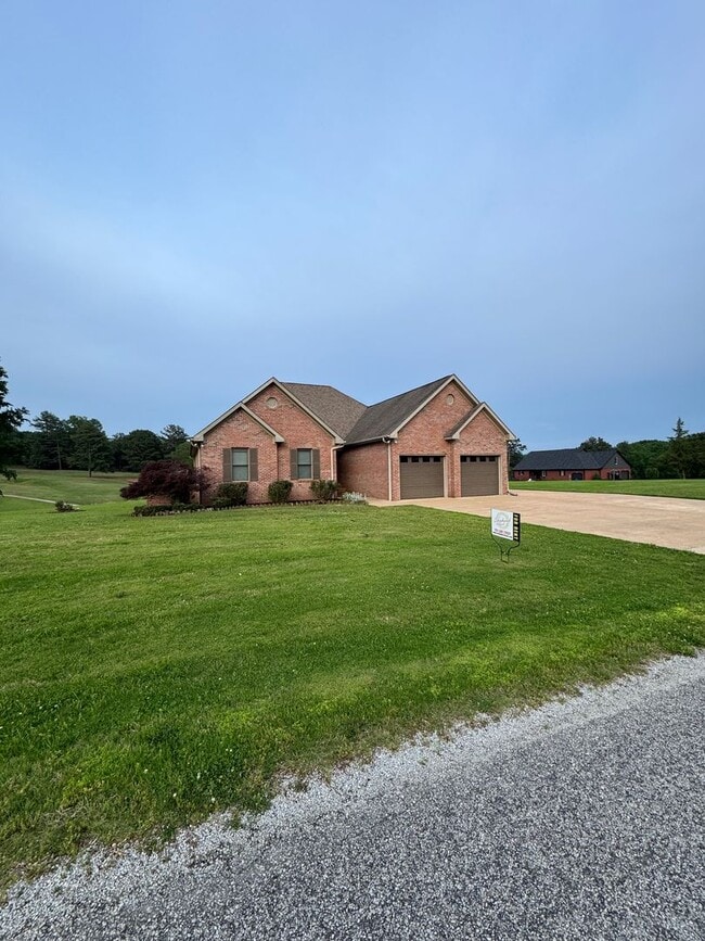 Building Photo - Steps from the Tee—Your Golf Course Home A...