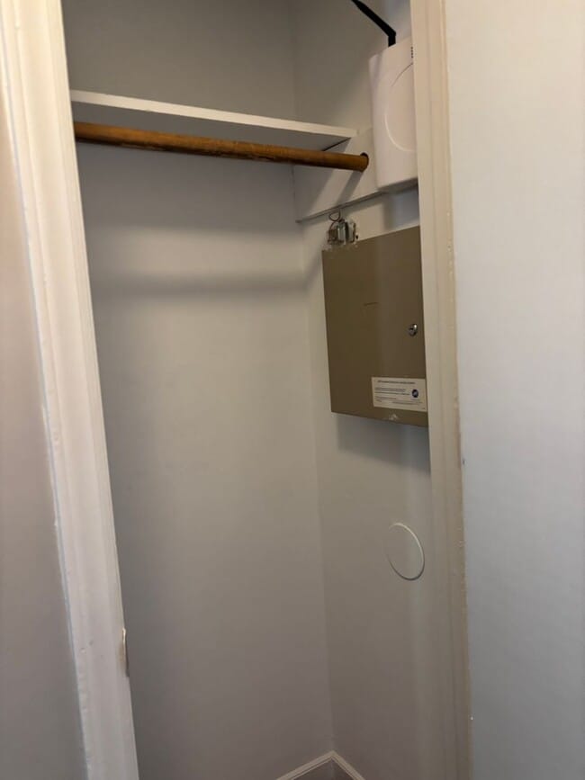 Building Photo - Spacious 2 Bed, 1 Bath Minutes from Uptown