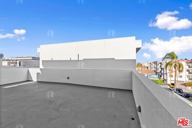 Building Photo - 1541 1/2 Hi Point St