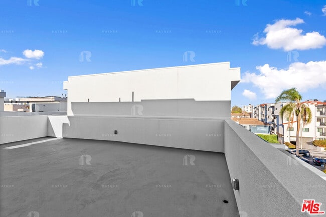 Building Photo - 1545 1/2 Hi Point St