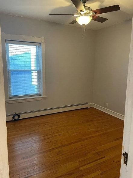 Building Photo - 5106 W Sunnyside Ave