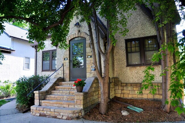 Building Photo - Spacious 3-Bed Duplex with Garage and 2 bathrooms in Minneapolis!