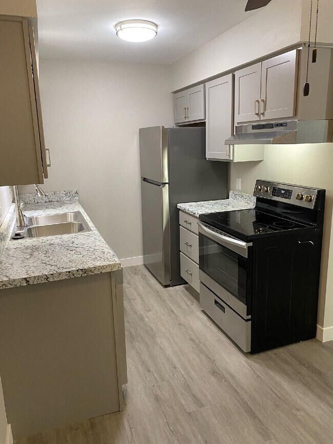 Building Photo - Newly Remodeled 2-Bedroom Apartment in Ore...
