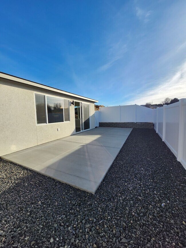 Building Photo - 3 bed, 2 bath- Kennewick Location!