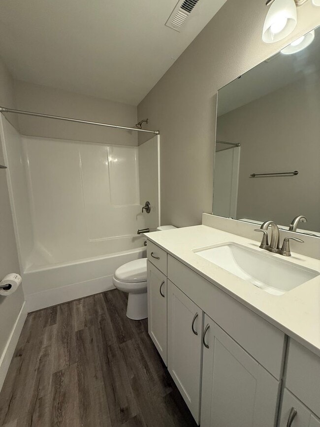 Building Photo - Stunning 3 bedroom townhome.