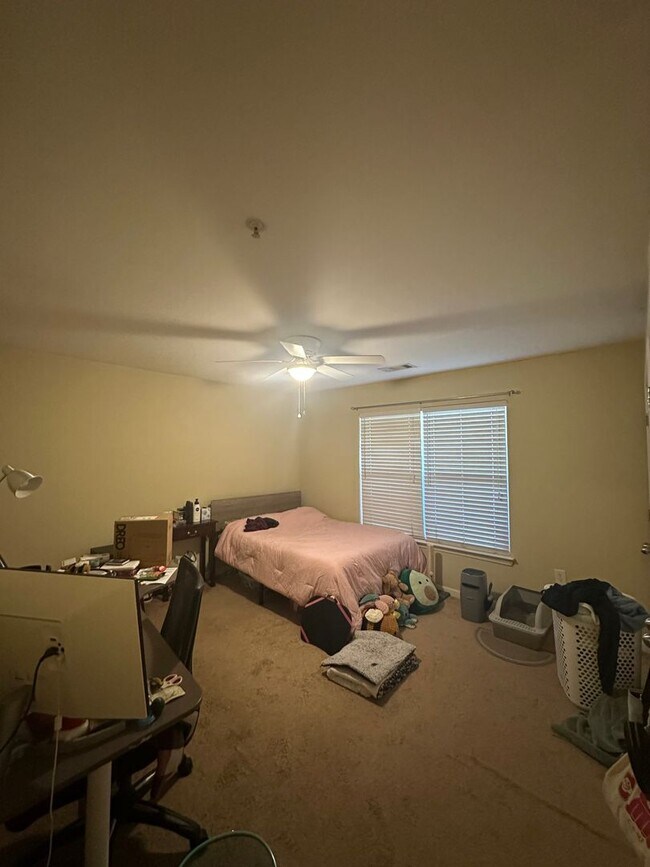 Building Photo - 2 Bedroom 2 Bathroom in gated community of the Summit