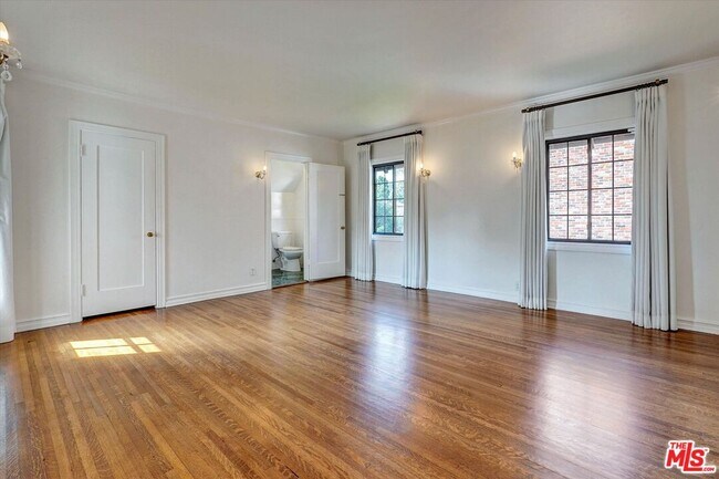 Building Photo - 165 N Las Palmas Ave