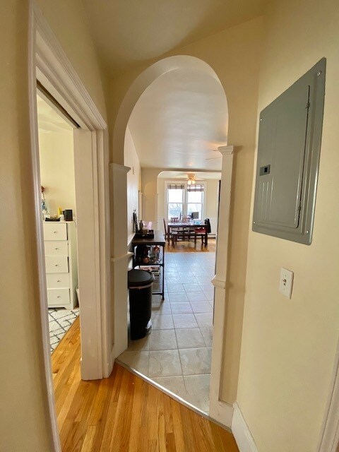 Building Photo - 716 E 6th St