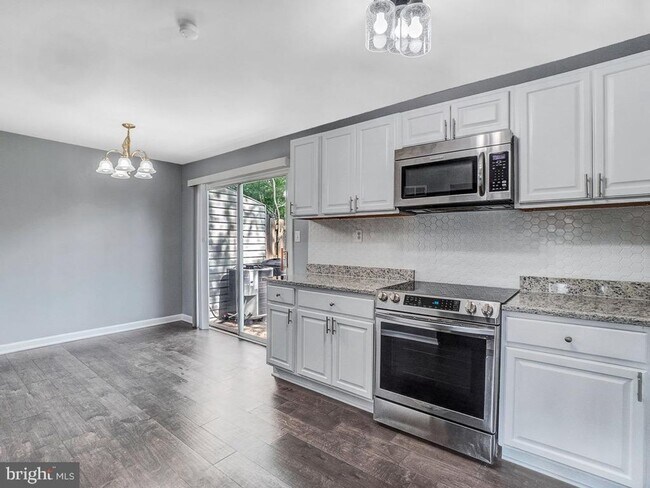 Building Photo - FREDERICKSBURG - NEAR DOWNTOWN AND SPOTSYLVANIA MALL!