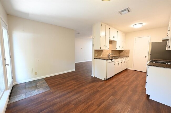 Building Photo - 1503 Valleyridge Dr