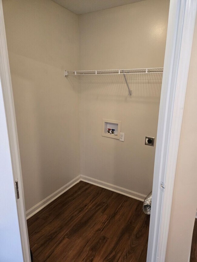 Building Photo - Woodcrest Knolls 210-212