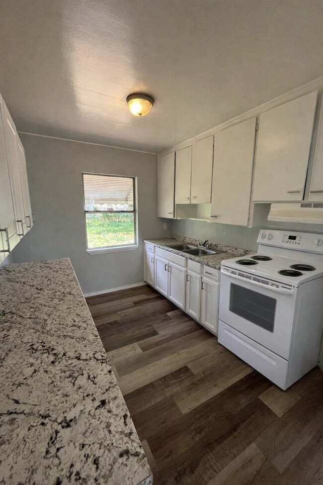 Building Photo - Cute 3BR/1BA Lakeland Home Near Southeastern University! No Application Fee!