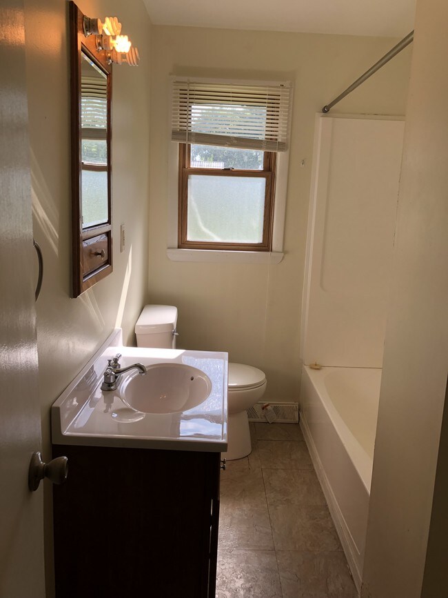 Building Photo - 6 Maple Ct