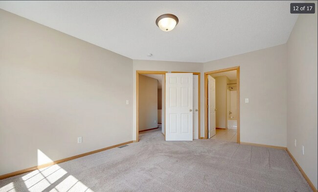 Building Photo - Beautiful 3 Bed 1.5 Bath Townhome