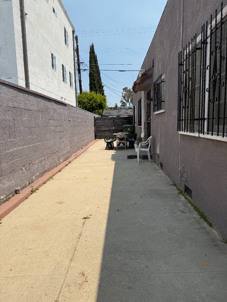 Building Photo - 1850 S Curson Ave