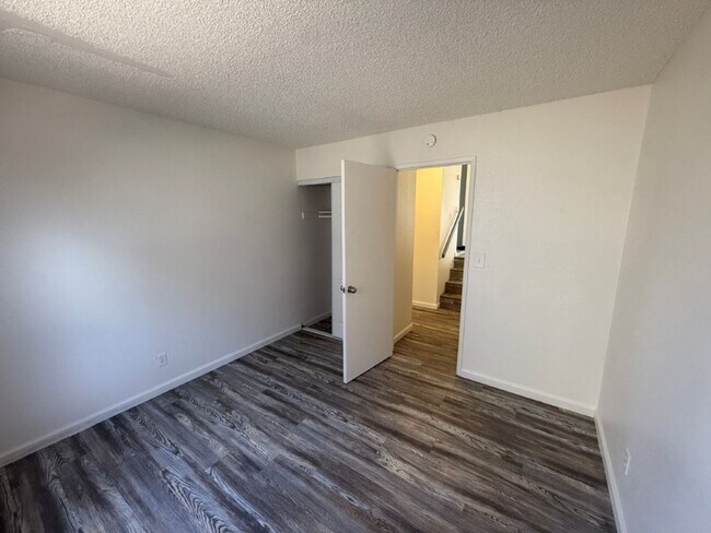 Building Photo - Rare Remodeled 5 Bedroom 2.5 Bath Tri Level in Vacaville