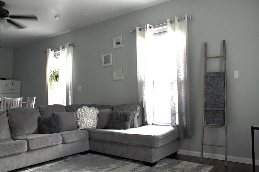 Living room - 208 Warren St