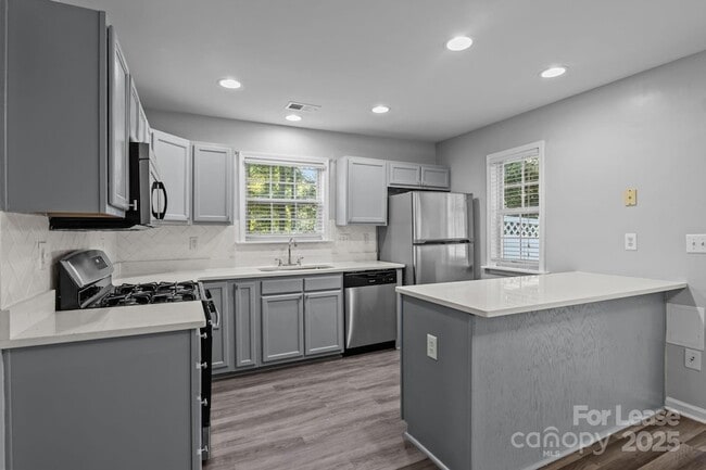 Building Photo - 10660 Holly Ridge Blvd
