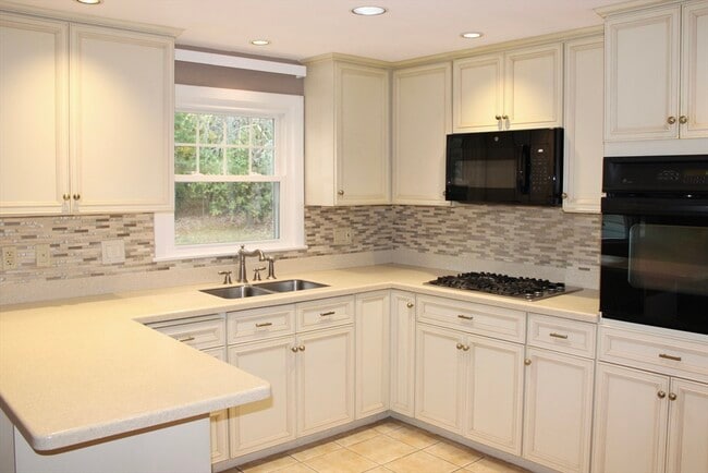 Building Photo - 61 Alton St