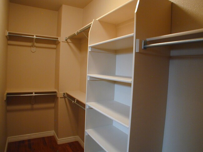 Building Photo - House For Lease
