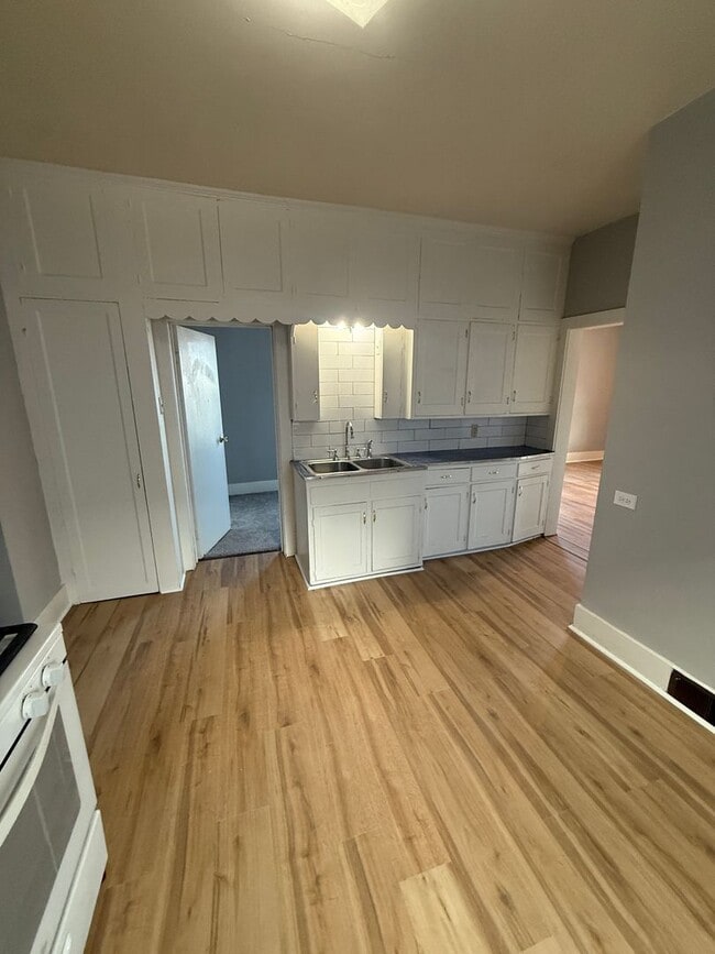 Building Photo - Lovely 2 bedroom now available!