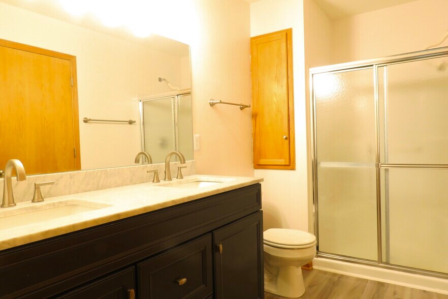 Master bathroom - 9817 Suncrest Ln