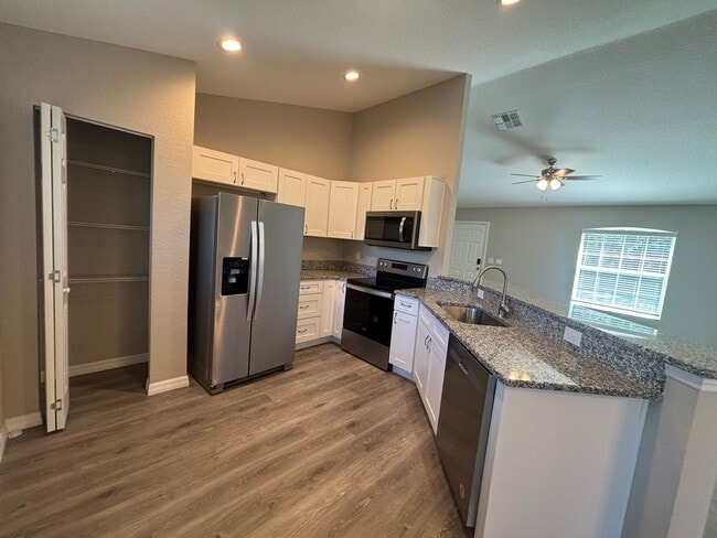 Building Photo - Great 3/2 in ideal location