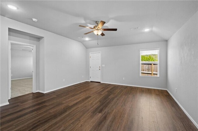 Building Photo - 988 E Bunting St
