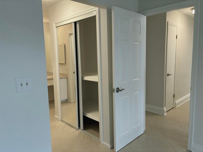Building Photo - 6299 Bay Club Dr