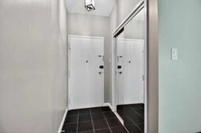 Building Photo - Fabulous 2BR/1BA Top Floor Condo in Grosve...