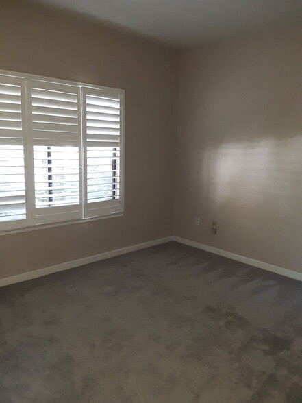 Front-facing second bedroom - 2598 Oak Rd