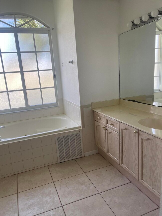 Building Photo - 1072 SW Castaneda Ln