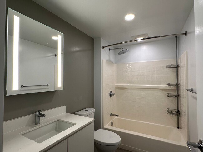 Building Photo - High Floor Kakaako 1 bedroom