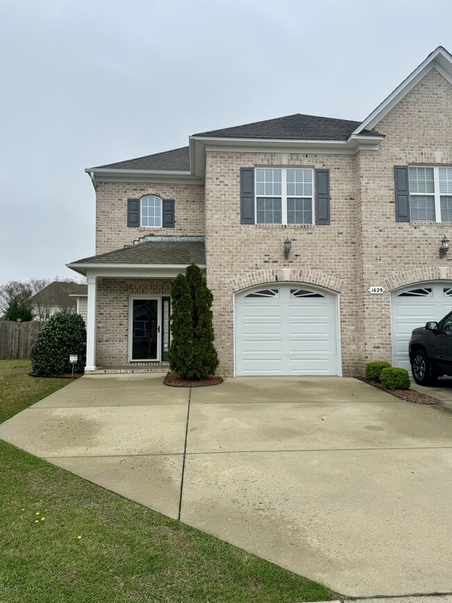 Building Photo - 1629 Brook Hollow Dr
