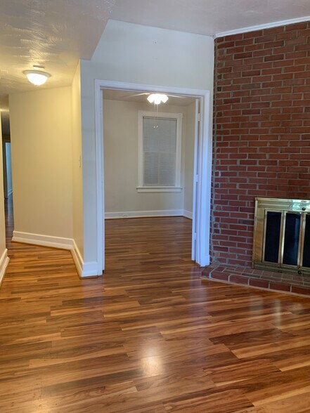 Building Photo - 527 9th St NE