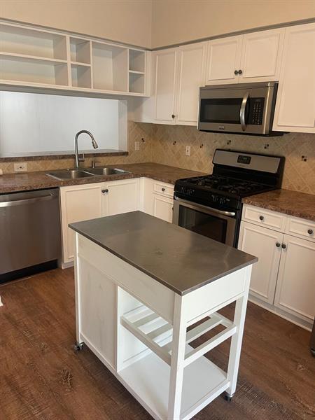 Building Photo - 8021 Sanibel Dr