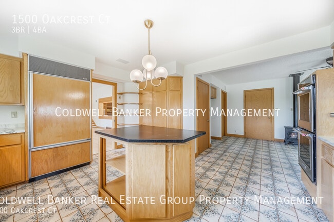 Building Photo - 1500 Oakcrest Ct