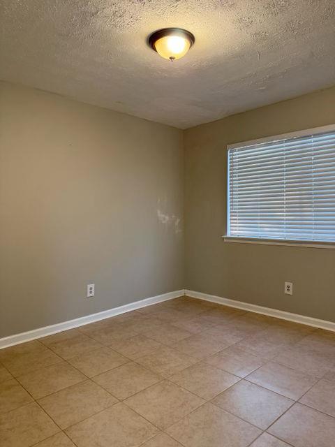 Building Photo - 930 Pine Oak Trail